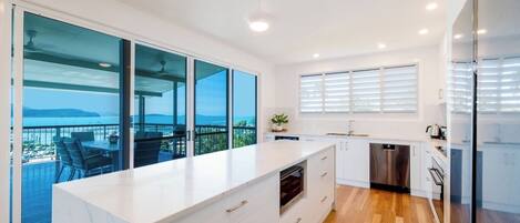 ثلاجة، ميكروويف، فرن، غسالة أطباق