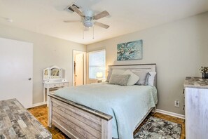 4 bedrooms, travel cot, WiFi, bed sheets - Emerald Coast Getaway in Fort Walton Beach! (Fort Walton Beach)
