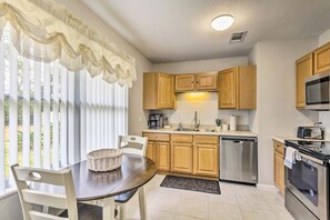 Fridge, microwave, stovetop, dishwasher - Emerald Coast Getaway in Fort Walton Beach! (Fort Walton Beach)