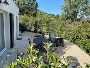 Outdoor dining - Gîte le grand chacel (Sourcieux-les-Mines)