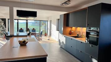 Villa | Privékeuken | Een koelkast, een magnetron, een oven, een kookplaat