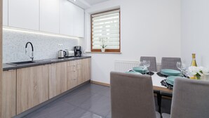 Coffee/tea maker, microwave, cookware/dishes/utensils - Bunscha Apartments Cracow by Renters (Kraków)