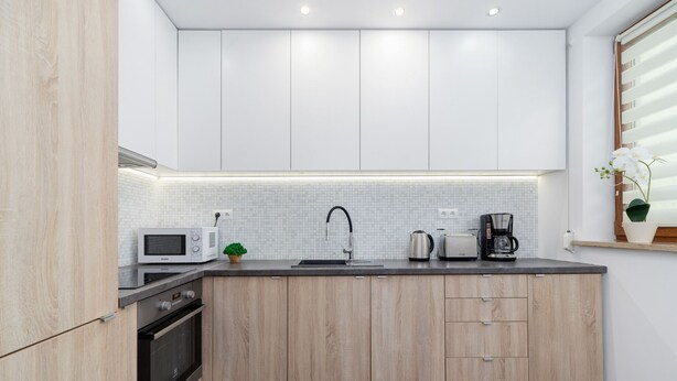 Coffee/tea maker, microwave, cookware/dishes/utensils - Bunscha Apartments Cracow by Renters (Kraków)
