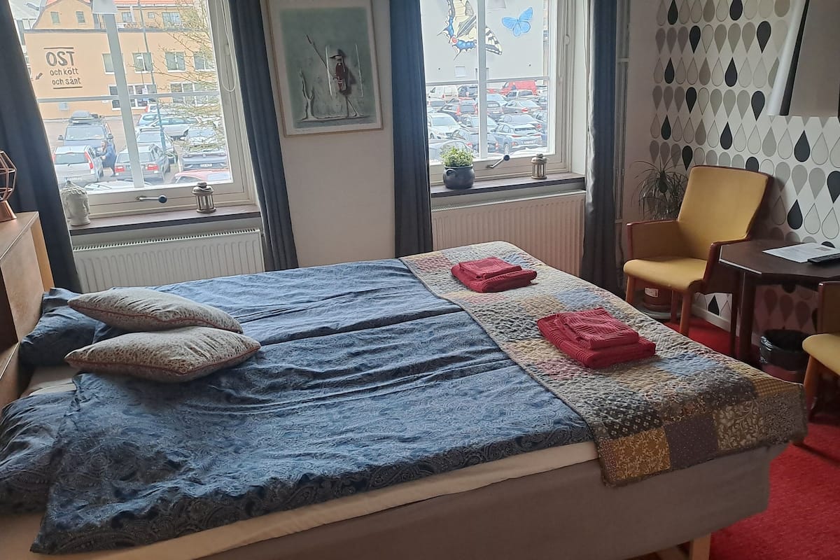 Traditional Double or Twin Room, 1 Queen Bed, Shared Bathroom, City View | In-room safe, individually decorated, individually furnished
