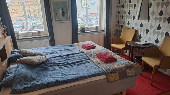 Traditional Double or Twin Room, 1 Queen Bed, Shared Bathroom, City View | In-room safe, individually decorated, individually furnished