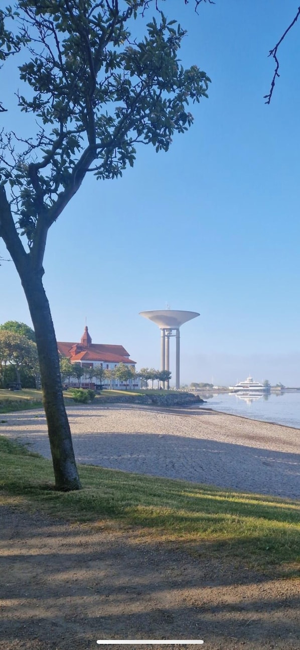 Beach nearby, white sand, 2 beach bars - Hôtel Gruyère (Landskrona)