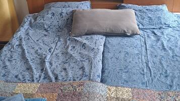 Traditional-Doppel- oder -Zweibettzimmer, 1 Queen-Bett, Gemeinschaftsbad, Stadtblick | Zimmersafe, individuell dekoriert, individuell eingerichtet