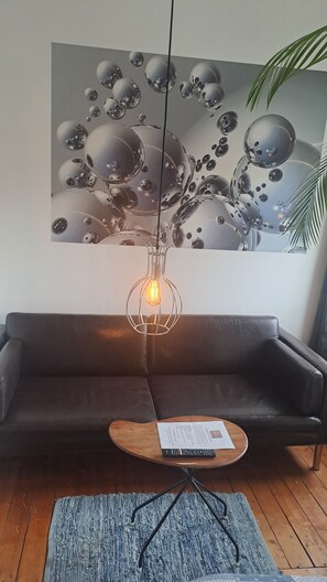 Traditional Double or Twin Room, 1 Queen Bed, Shared Bathroom, City View | In-room safe, individually decorated, individually furnished - Hôtel Gruyère (Landskrona)