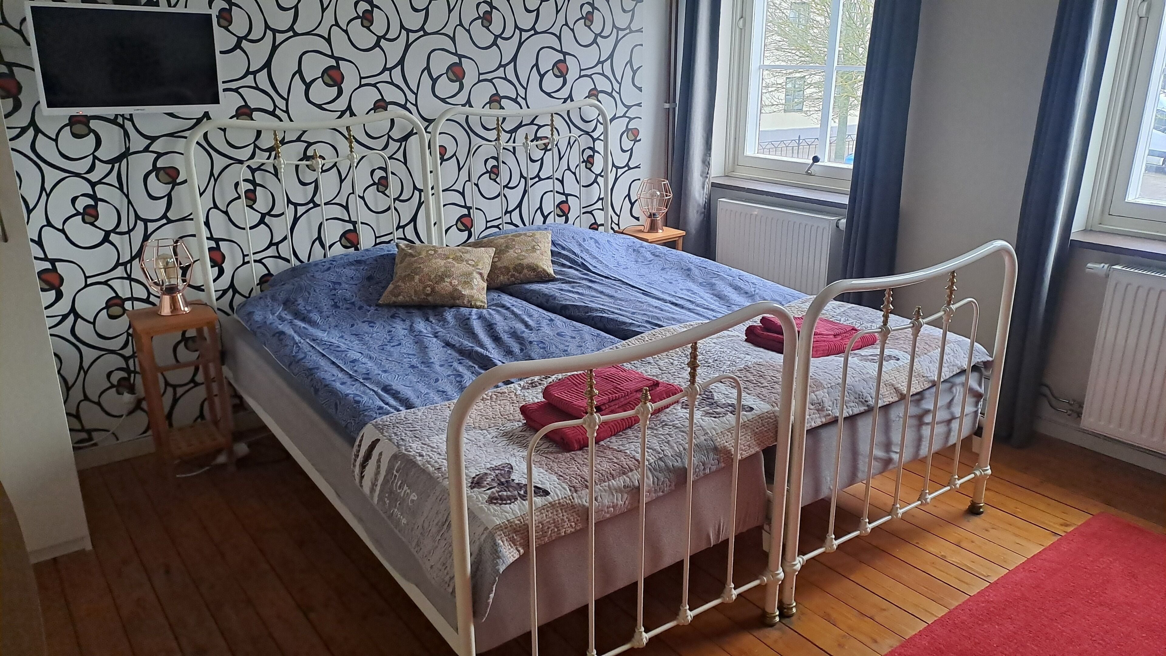 Tradisjonelt dobbelt- eller tomannsrom, 1 queensize-seng, delt bad, byutsikt | Safe på rommet, individuelt dekorert og individuelt innredet