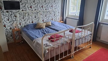 Tradisjonelt dobbelt- eller tomannsrom, 1 queensize-seng, delt bad, byutsikt | Safe på rommet, individuelt dekorert og individuelt innredet