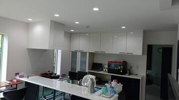 Microwave, cookware/dishes/utensils