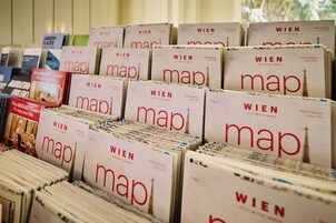 A display of 'Wien map' brochures stacked in rows.
