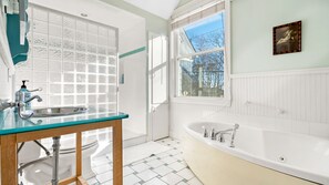 Dusj, boblebad, håndklær og såpe