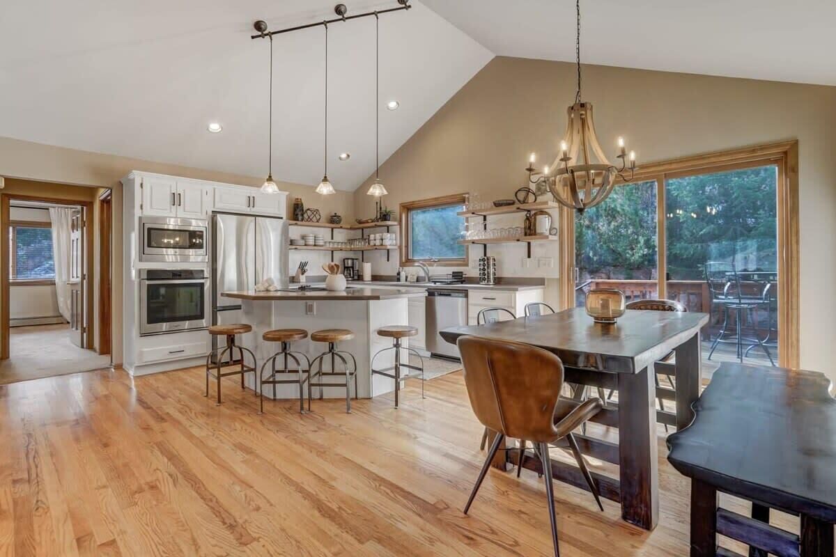 Kylskåp, mikrovågsugn, ugn och spishäll