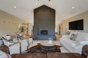 TV, caminetto, tavolo da calcetto, studio