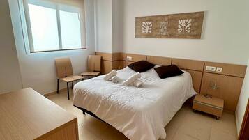 2 habitaciones y tabla de planchar con plancha