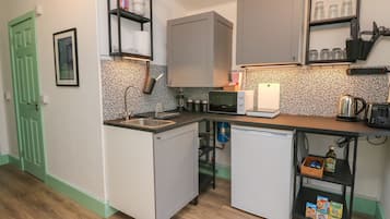 Refrigerador, tetera eléctrica, tostadora y utensilios de cocina
