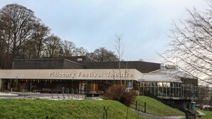 Exterior del Teatre Festival Ploughman, amb un disseny arquitectònic modern, que destaca per un terrat pla i grans finestres de vidre.