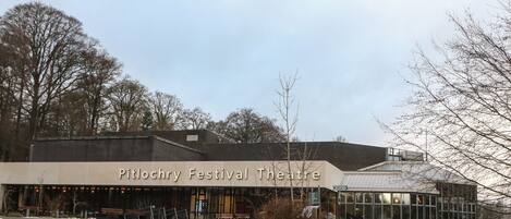 En bygning med et skilt, der viser 'Plymouth Festival Theatre', et spillested.
