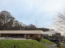 Un edificio con un cartel que dice 'Plymouth Festival Theatre', indicando un lugar para espectáculos.