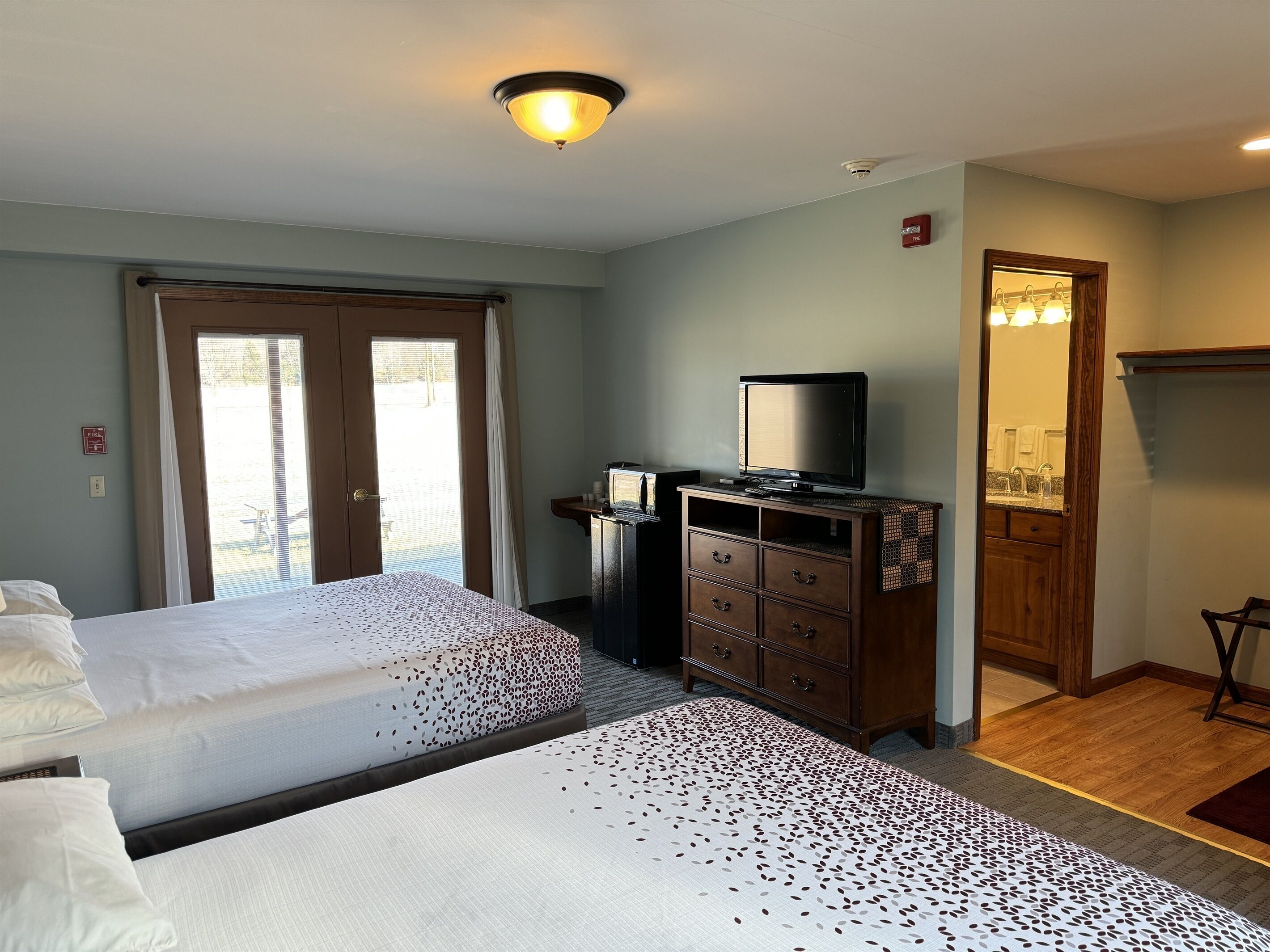 Redwood Inn & Suites Room #3 - impeccably clean motel between CDP & ASV