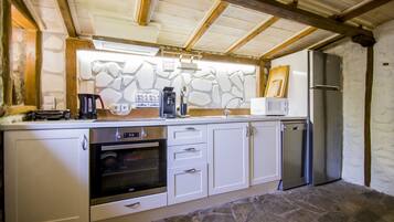 Køleskab, mikrobølgeovn, ovn, kogeplade