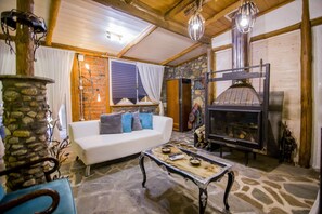 テレビ、暖炉、書斎 / ワークスペース