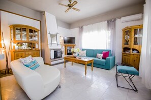 Televisión, chimenea, estéreo y oficina