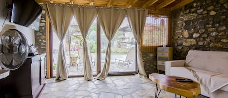 Televisión, chimenea y oficina