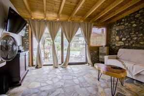 テレビ、暖炉、書斎 / ワークスペース