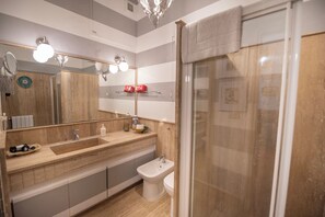Hair dryer, towels, soap, shampoo - Maniace Suite with terrace (Siracusa)