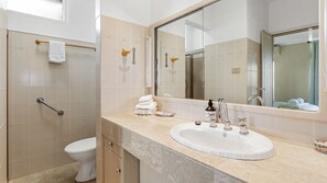 Douche, serviettes fournies