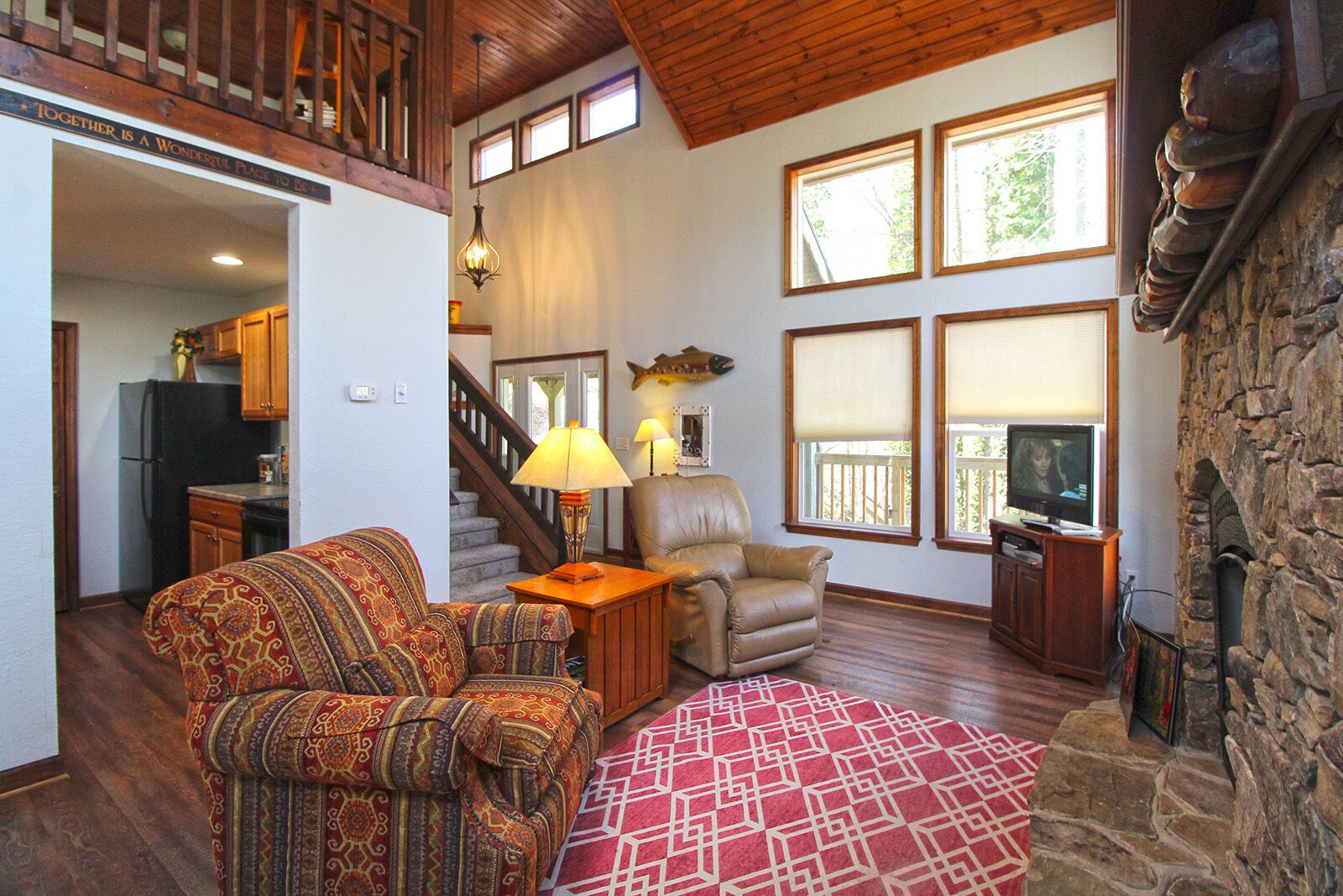 Een televisie en een open haard