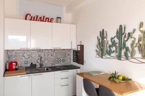 Réfrigérateur, plaque de cuisson, cafetière/bouilloire