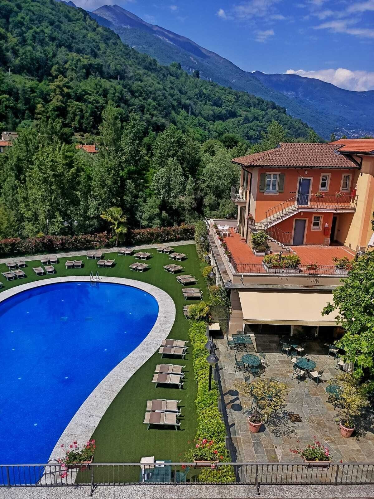 Außenpool (je nach Saison geöffnet), Sonnenschirme, Liegestühle