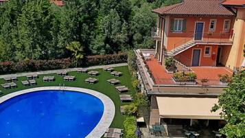 Außenpool (je nach Saison geöffnet), Sonnenschirme, Liegestühle