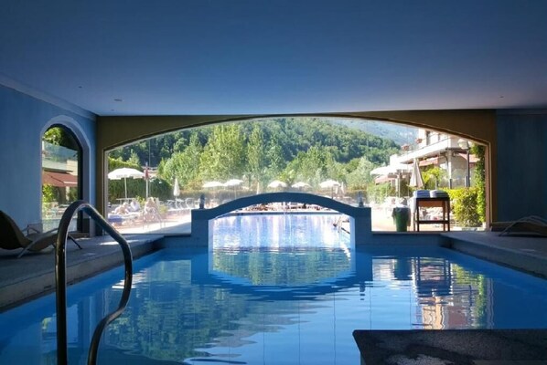 Una piscina al aire libre de temporada (de 10:00 a 19:00), sombrillas