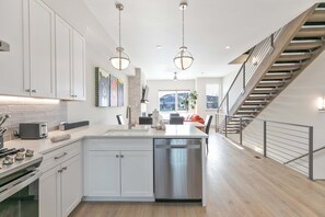 Fridge, microwave, stovetop, dishwasher