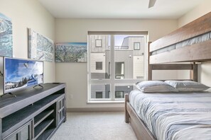 3 habitaciones, tabla de planchar con plancha, internet y ropa de cama