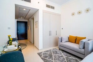 Design Studio | Living area | 50-inch Smart TV with cable channels, TV - Tanin - Stunning Dubai Skyline View From this Sleek Studio (Dubai)