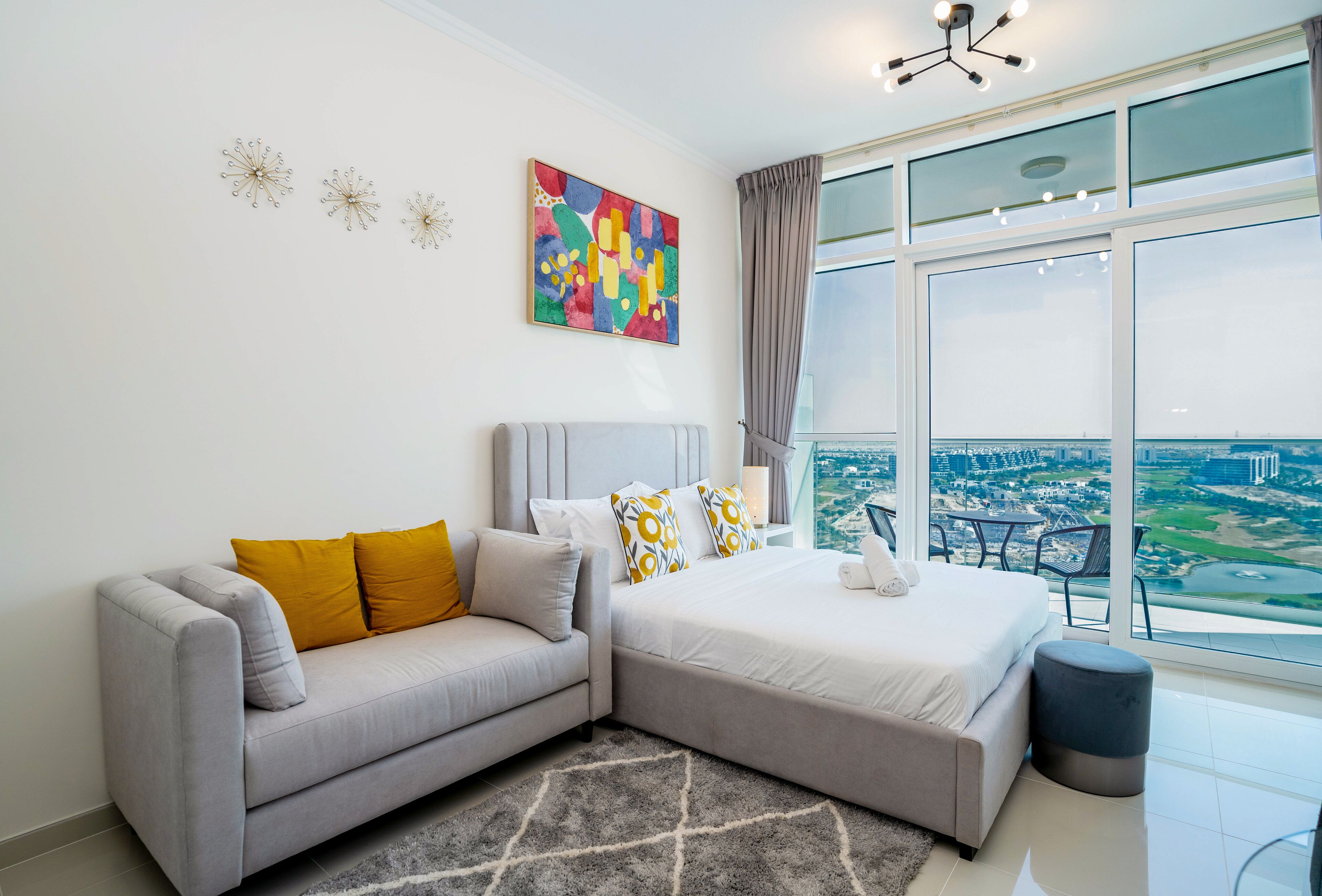 Tanin - Stunning Dubai Skyline View From this Sleek Studio