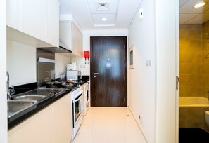 Design-Studio | Eigene Küche | Kühlschrank, Mikrowelle, Ofen, Herdplatte