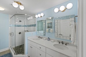 Ensemble douche/baignoire, sĂšche-cheveux, serviettes fournies