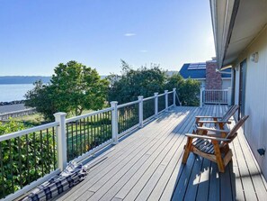 Terrace/patio - Island-View Getaway – Waterfront Setting with Deck & Grassy Yard (La Conner)