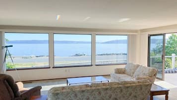 Smart TV, chimenea, futbolito y tenis de mesa