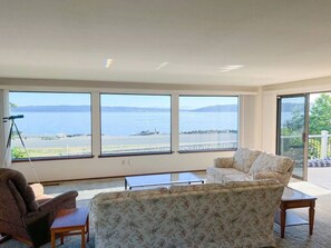 Smart TV, chimenea, futbolito, mesa de ping pong