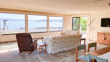 Smart TV, fireplace, table football, ping pong