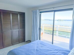 3 habitaciones, escritorio y tabla de planchar con plancha