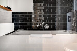 Habitación doble estándar | Baño | Regadera, secadora de cabello, toallas, jabón 