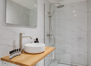 Shower, hair dryer, towels, soap - The Sixteen (Amsterdam)